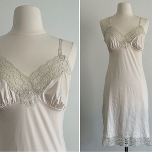 ❌SOLD❌ 1960s Cream nylon slip | vintage nightgown